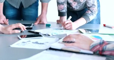  Bir grup iş adamı ofiste iş planlarını tartışıyor.