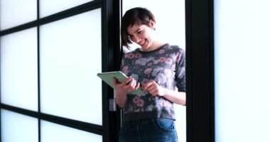 Office iç için işkadını Tablet içinde kullanarak ön