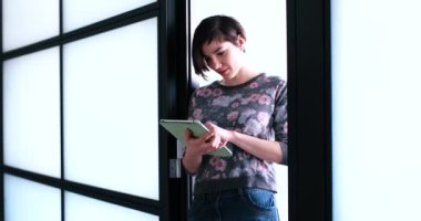 Office iç için işkadını Tablet içinde kullanarak ön