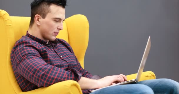 Joven Empresario escribiendo en la computadora — Vídeo de stock