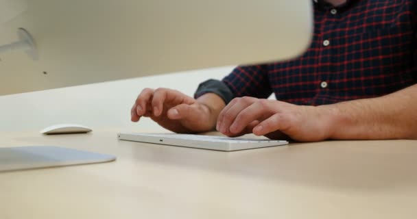 Hombre de negocios manos escribiendo en la computadora — Vídeo de stock