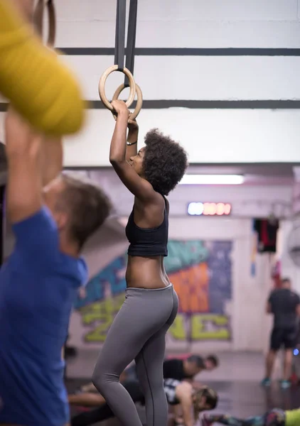 Mulher negra fazendo exercício de mergulho — Fotografia de Stock