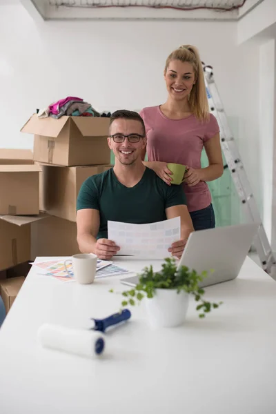 Junges Paar zieht in ein neues Zuhause — Stockfoto