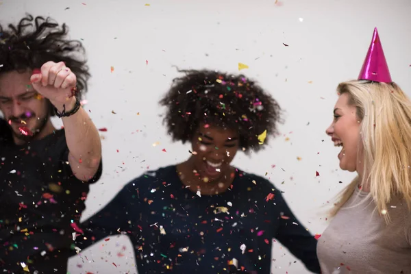 Confetti partij multi-etnische groep mensen — Stockfoto