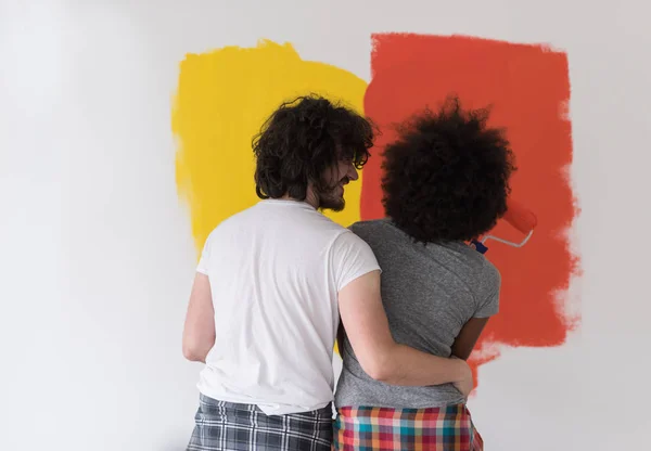 Multietniskt par måla innervägg — Stockfoto