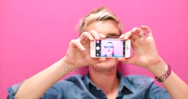 Imprenditrice creativa scattare selfie — Video Stock