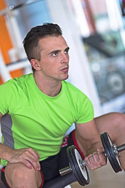 Hombre guapo haciendo ejercicio con pesas — Foto de Stock