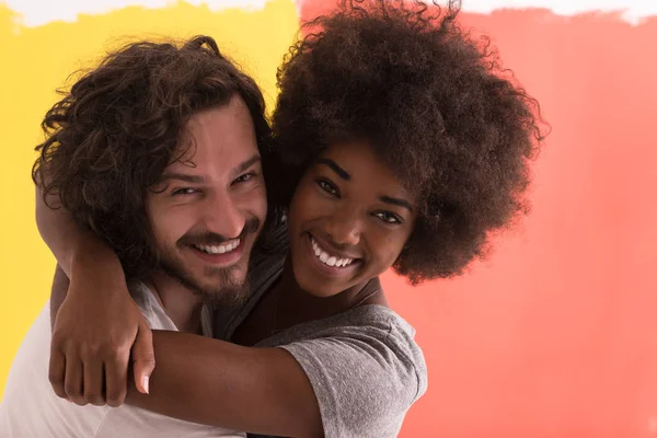 Jeune heureux couple multiethnique câlin — Photo
