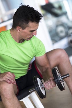 yakışıklı adam dumbell ile çalışma dışarı