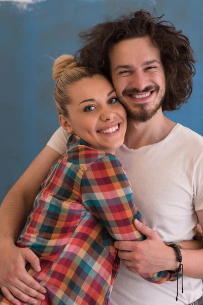 Pareja enamorada sobre fondo de color — Foto de Stock