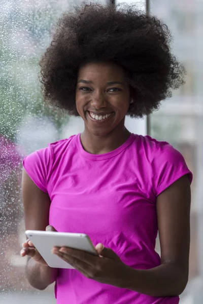 Mujer afroamericana usando tableta — Foto de Stock