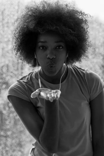 Ritratto di una giovane afro americana in palestra mentre ascolta mus — Foto Stock