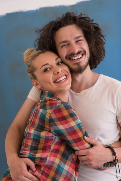 Pareja enamorada sobre fondo de color —  Fotos de Stock