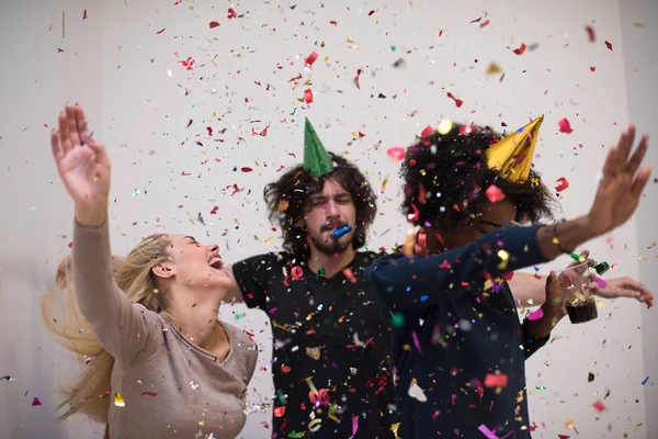 Confetti partij multi-etnische groep mensen — Stockfoto