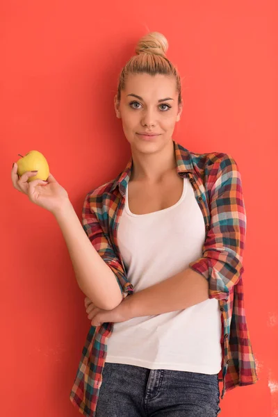 Kadın renk arka plan üzerinde apple ile çalış — Stok fotoğraf
