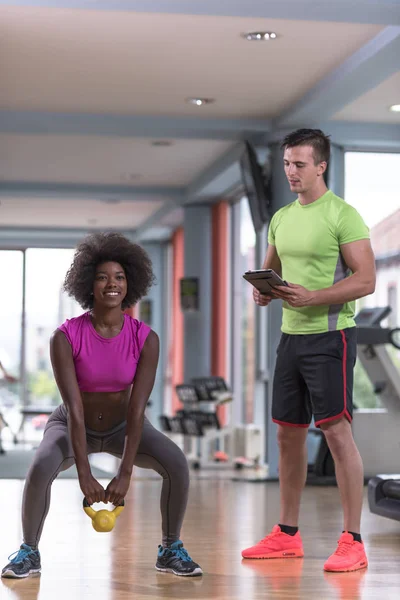 Vikter träning med personlig tränare på crossfit gym — Stockfoto