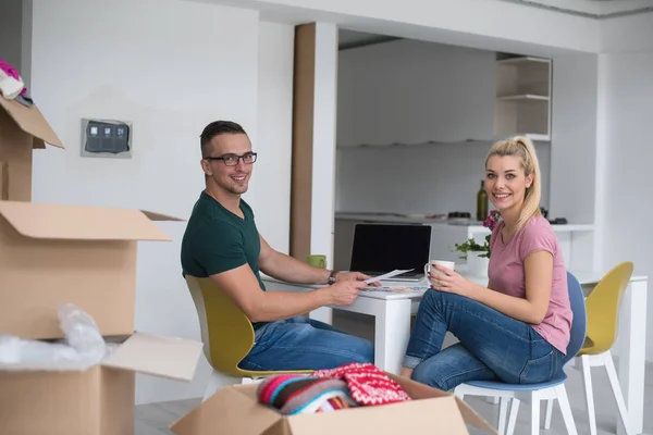 Jong stel verhuizen in een nieuw huis — Stockfoto