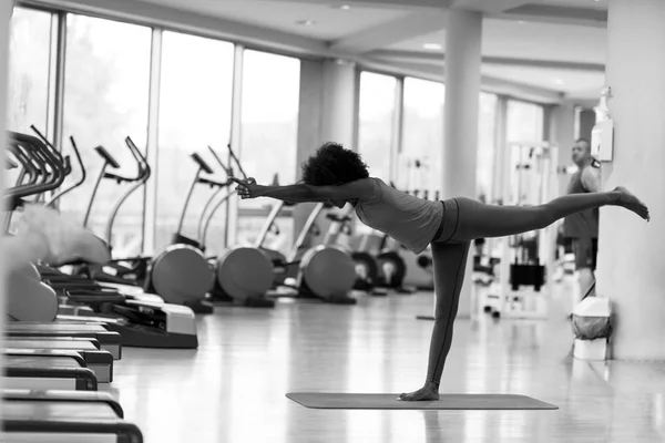 Mujer afroamericana ejercita yoga en gimnasio —  Fotos de Stock