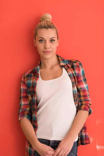 Mujer joven sobre fondo de color — Foto de Stock