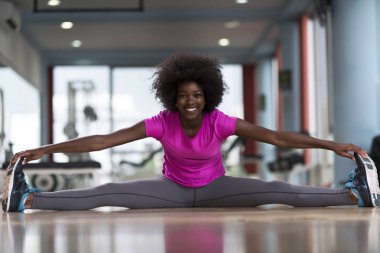 Isınma ve germe bir spor salonunda kadın 