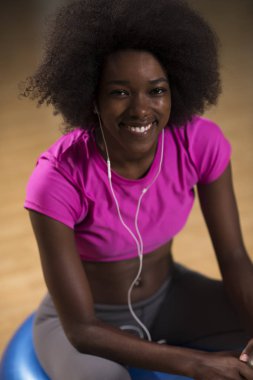 kadın pilates egzersiz yaptıktan sonra rahatlatıcı