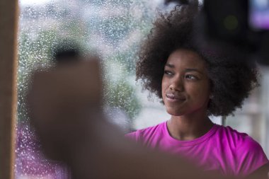 Afrikalı-Amerikalı kadın tablet kullanma