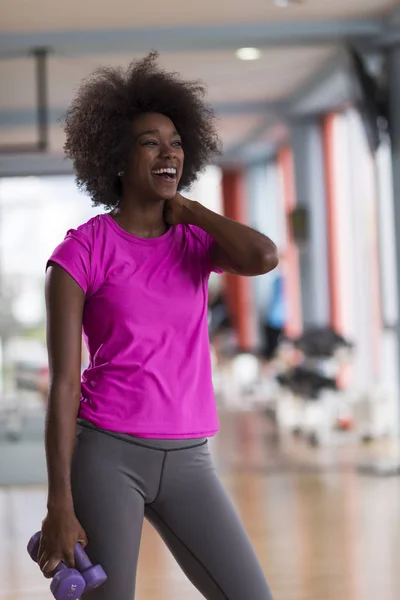 Frau trainiert in Crossfit-Fitnessstudio mit Kurzhanteln — Stockfoto