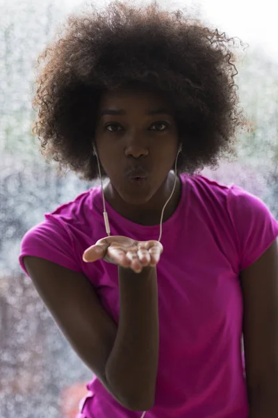 Retrato de una joven afroamericana en el gimnasio mientras escucha mus —  Fotos de Stock