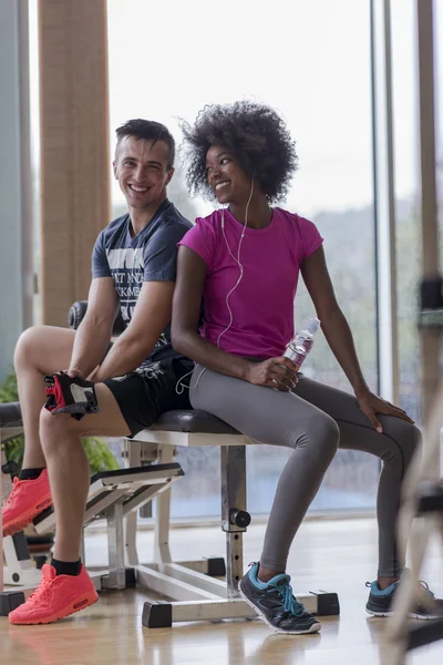 Pareja en un gimnasio tienen descanso —  Fotos de Stock