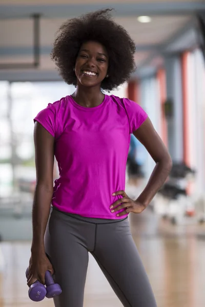 Frau trainiert in Crossfit-Fitnessstudio mit Kurzhanteln — Stockfoto