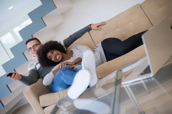 Casal multiétnico relaxante em casa — Fotografia de Stock