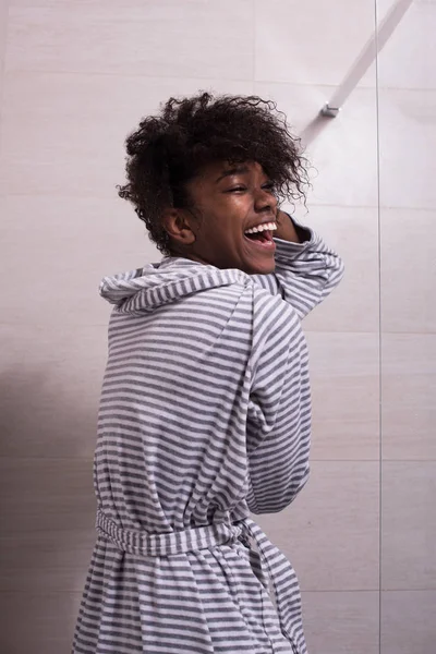 Bela mulher negra vestindo roupão de banho — Fotografia de Stock