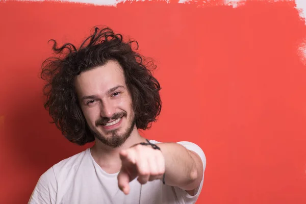 Hombre joven con pelo divertido sobre fondo de color —  Fotos de Stock