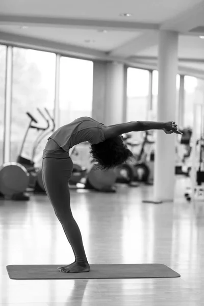 Mujer afroamericana ejercita yoga en gimnasio — Foto de Stock