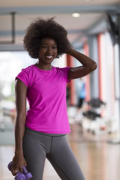 Frau trainiert in Crossfit-Fitnessstudio mit Kurzhanteln — Stockfoto