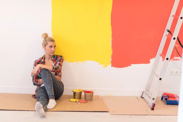 Young female painter sitting on floor — Stock Photo, Image