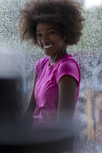 Spor salonunda genç afro Amerikalı kadın portresi — Stok fotoğraf