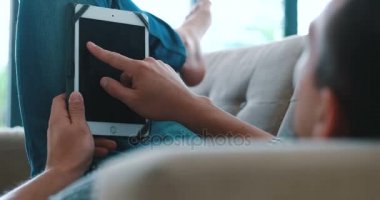 Tablet bilgisayar kullanan yakışıklı adam 