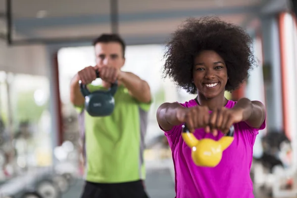 Par träning med vikter på cross-fit-gym — Stockfoto