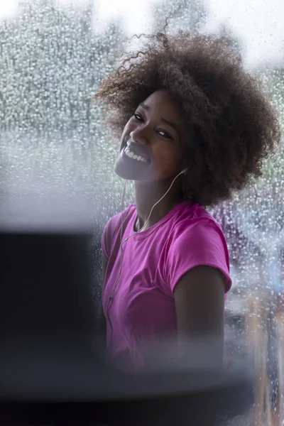 Portret van jonge afro-Amerikaanse vrouw in sportschool — Stockfoto