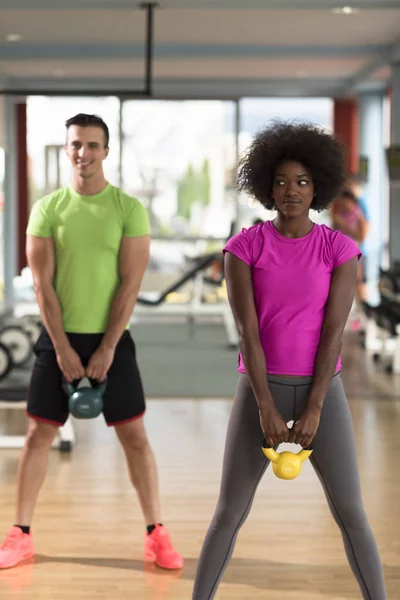 Par träning med vikter på cross-fit-gym — Stockfoto