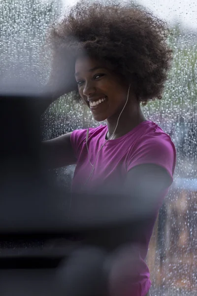 Portret van jonge afro-Amerikaanse vrouw in sportschool — Stockfoto