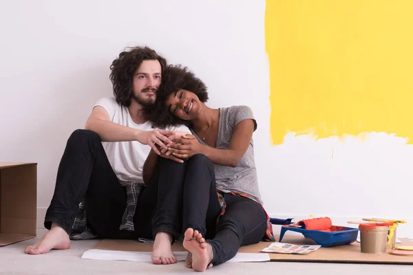 Jeune couple multiethnique relaxant après la peinture — Photo