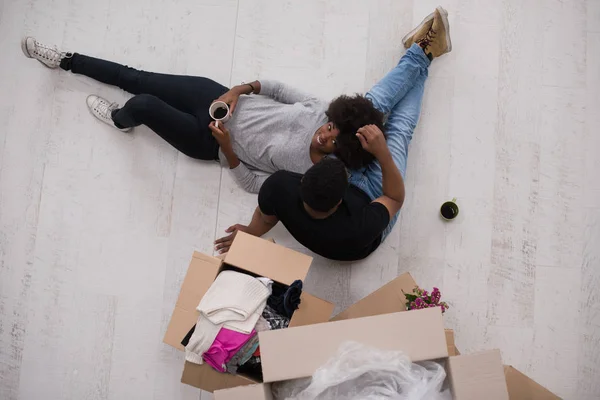 Couple afro-américain se détendre dans une nouvelle maison — Photo