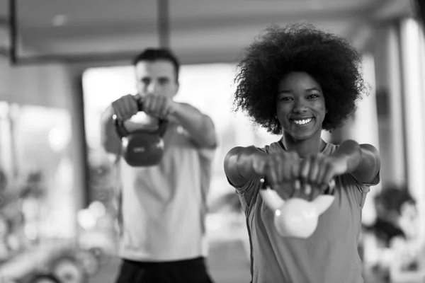 Paar-Workout mit Gewichten im Crossfit-Fitnessstudio — Stockfoto