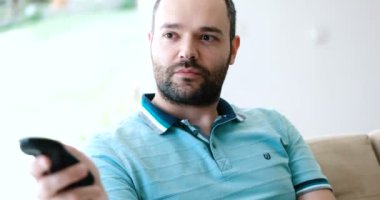 Televizyon İzleyen Adam