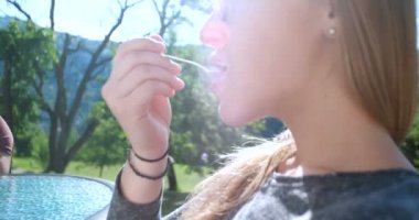 Lüks villanın terasında kahve içen çift