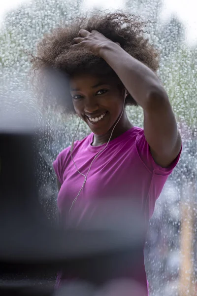 Portret van jonge afro-Amerikaanse vrouw in sportschool — Stockfoto