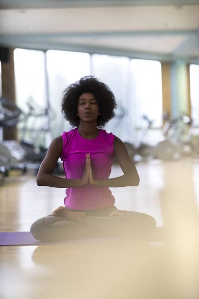 African american vrouw oefening yoga in sportschool — Stockfoto
