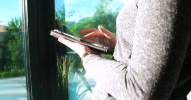 Tablet bilgisayar kullanan genç bir kadın 